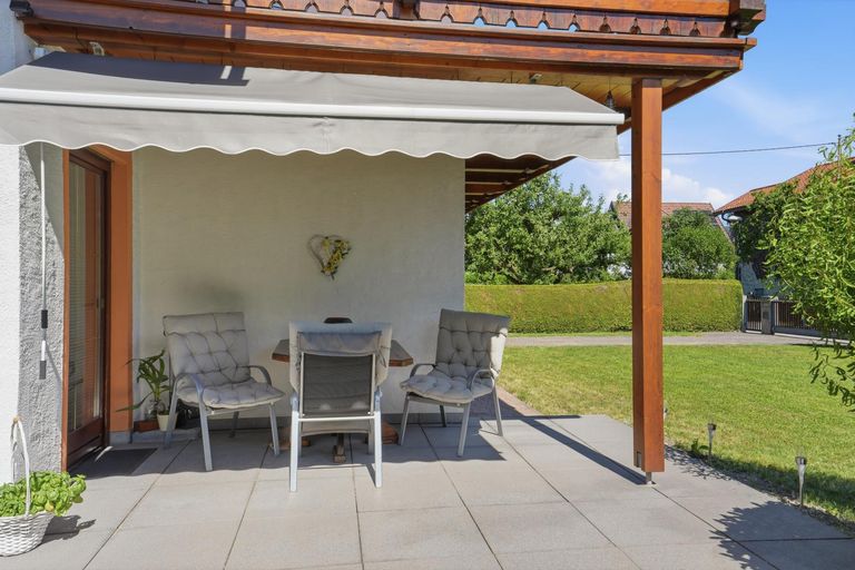 teilweise überdachte Terrasse mit Markise