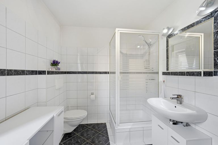 Badezimmer im OG mit Dusche und WC