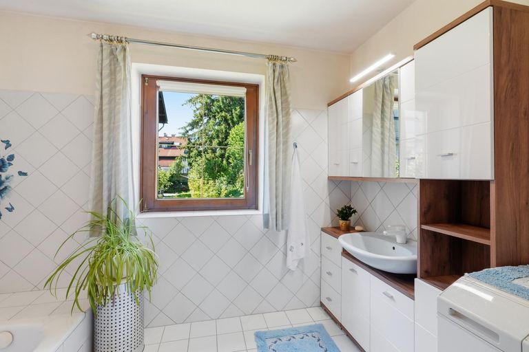 Badezimmer im EG mit Fenster, Wanne und WM-Anschlu