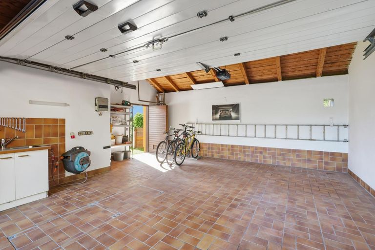 Viel Platz in der Garage mit Wasser- und Stromansc