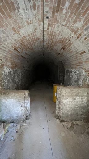 Halle Kellerraum