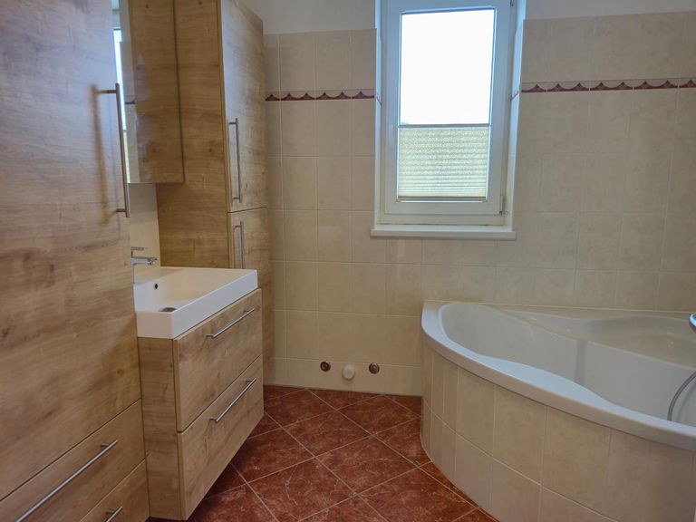 Bad mit Dusche und Badewanne