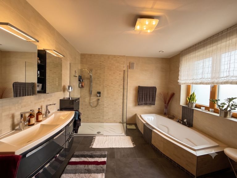Das Master Badezimmer