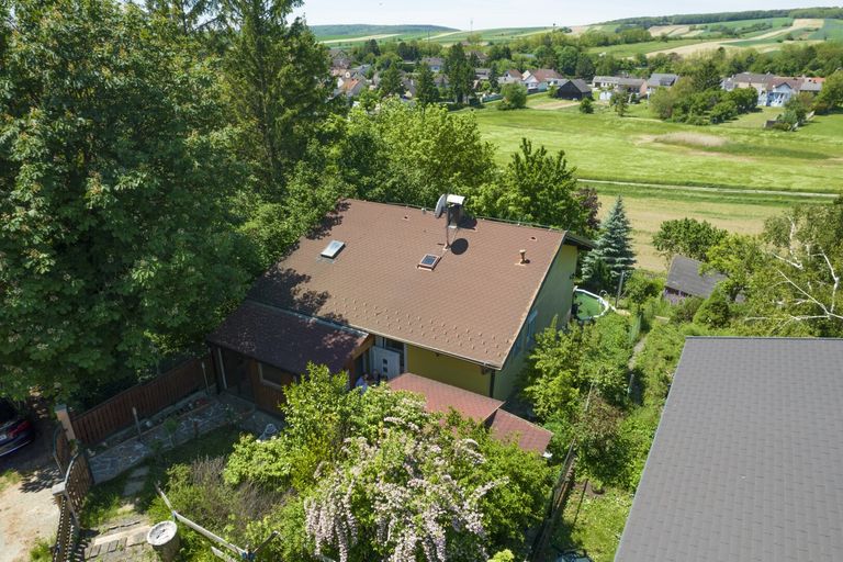 Drohnenblick von Osten auf das Haus