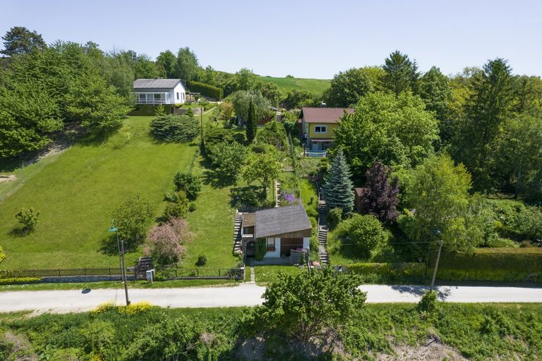 Drohnenblick von Westen zum Haus