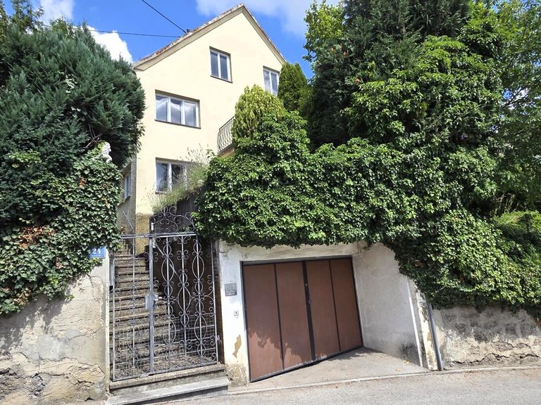 Ansicht mit Garage