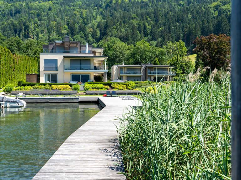 Gesamtanlage mit Hafen und Steg