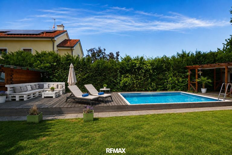 Pool mit Sonnenterrasse