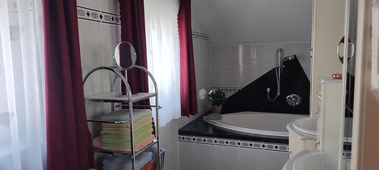 Badezimmer mit Wanne im OG