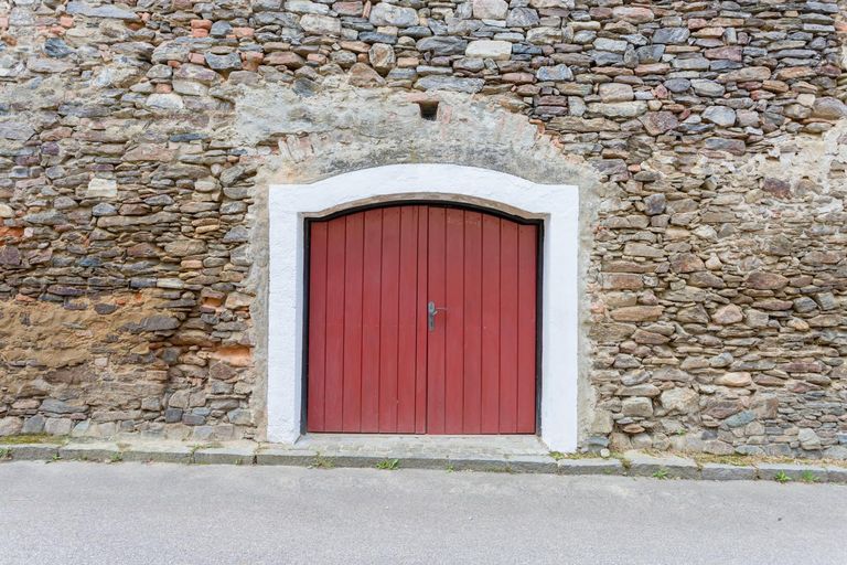Zugang großer Weinkeller