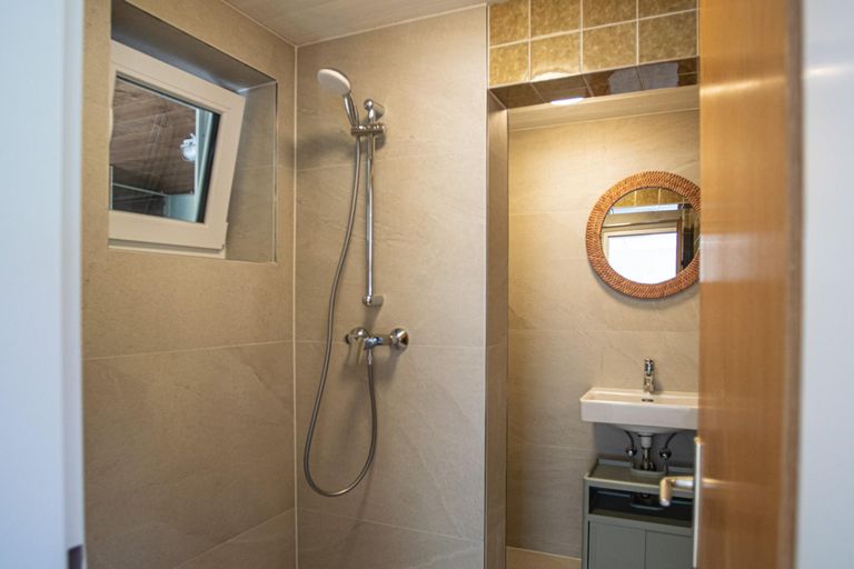 Waschbecken/Dusche/WC