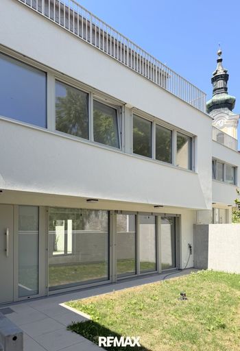Hausansicht Top 7 mit Garten