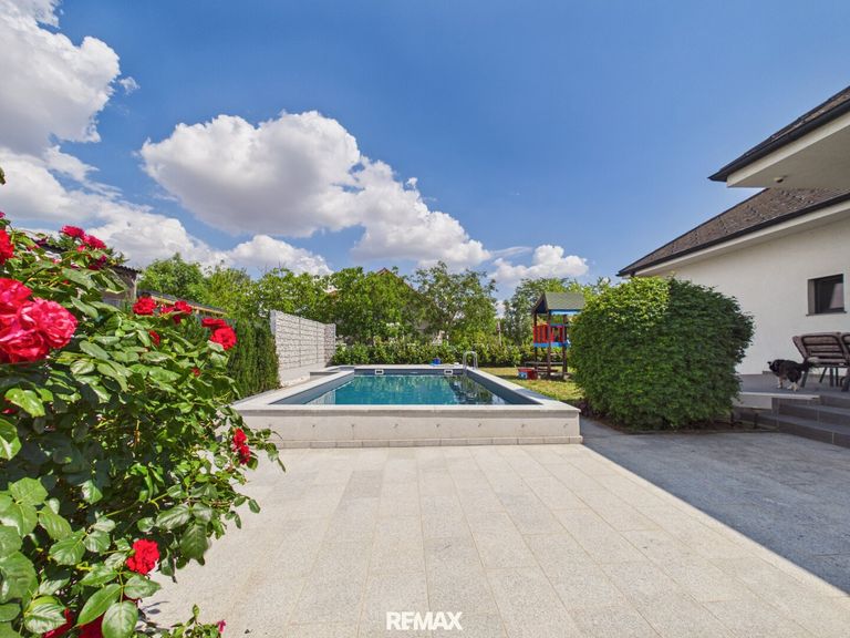 Garten mit Pool