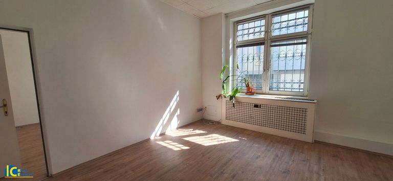 Freundlich, die Fenster sind vergittert