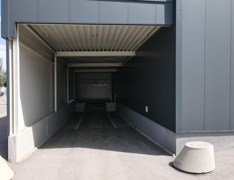 Halle Außenansicht 2