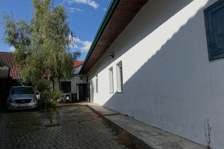 Seitenansicht Richtung Eingänge
