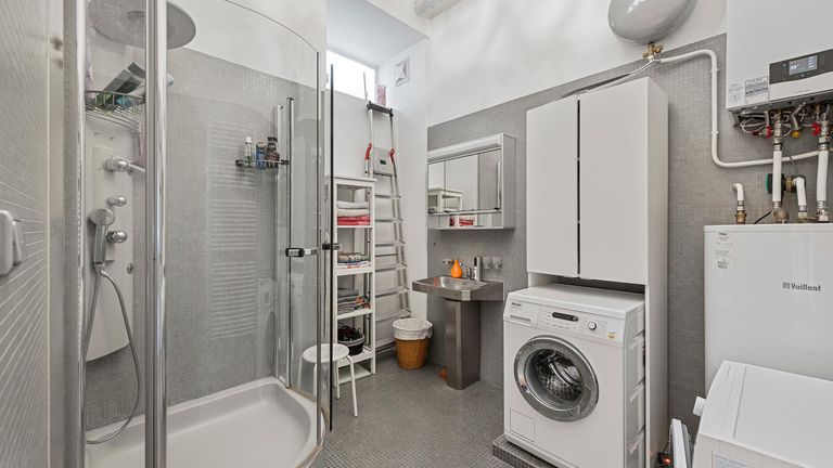 Bad mit Dusche und Waschmaschinenanschluss