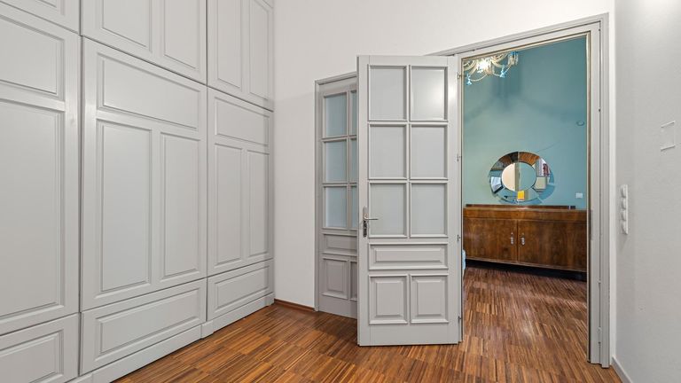 Durchgangszimmer mit Einbauschrank