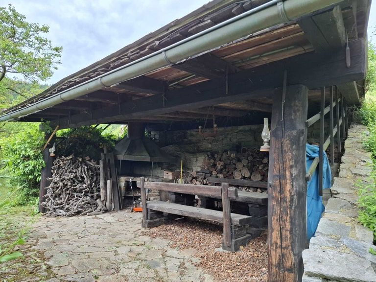 massive Holz Pergola im Felsen