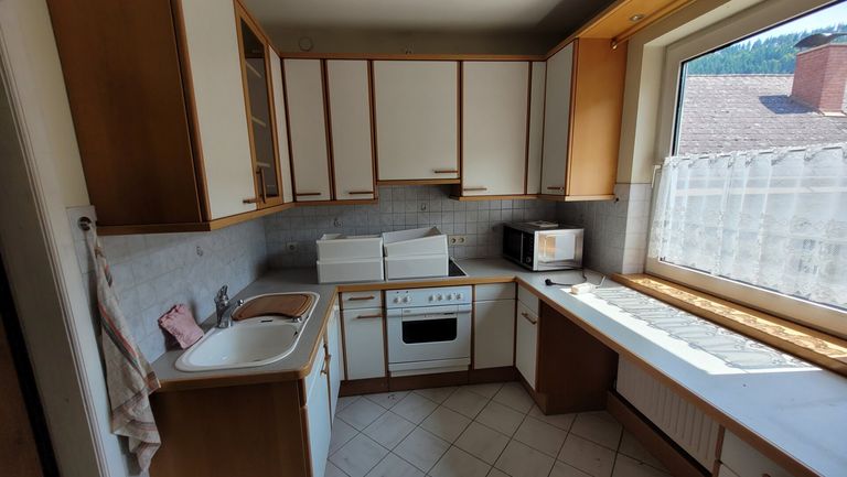 Neueres Haus OG Küche