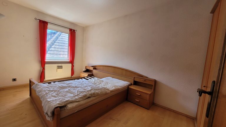 Neueres Haus OG Schlafzimmer