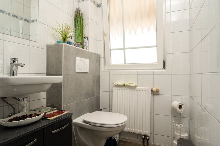 Erdgeschoß - WC mit Handwaschbecken