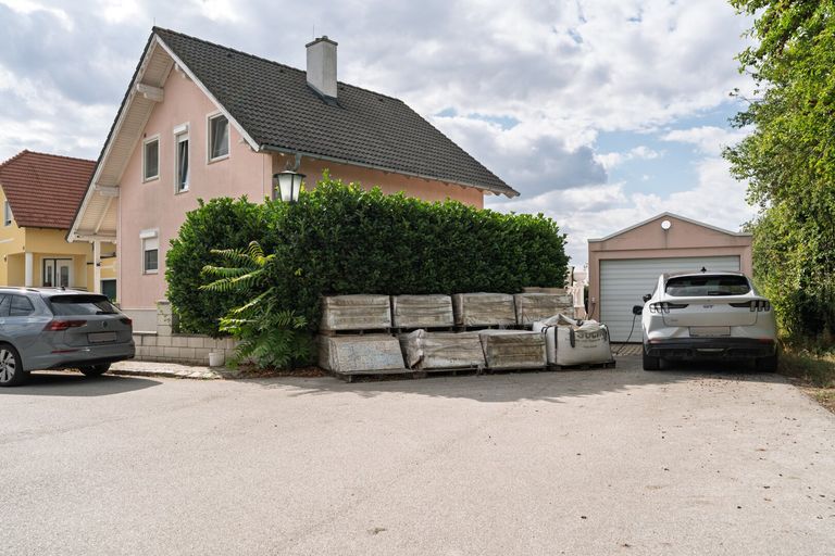 E-Tankstelle - Garage - (Fliesen/Kies)