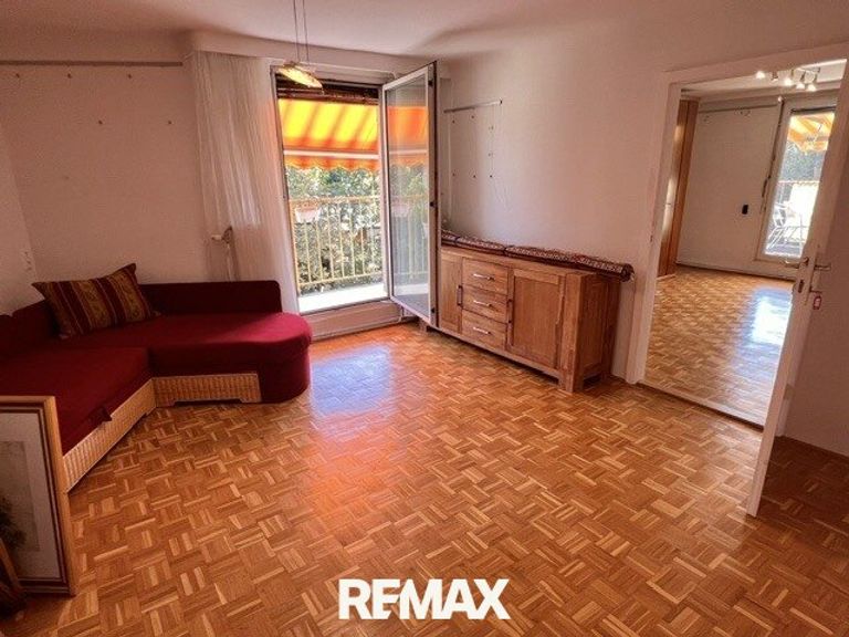 Zimmer 2 möbliert, mit Terrassenausgang nach Süden, auch beschattet!