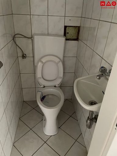 WC mit extra Waschbecken