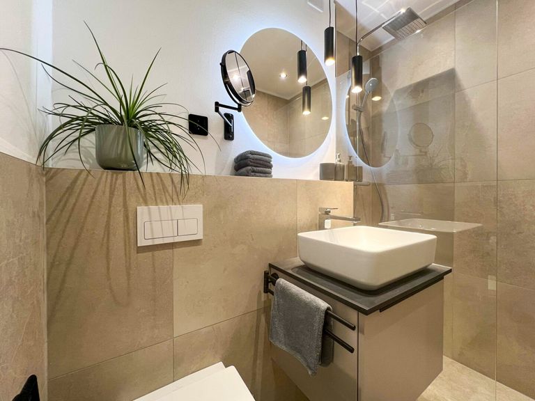 Modernes Badezimmer mit Dusche