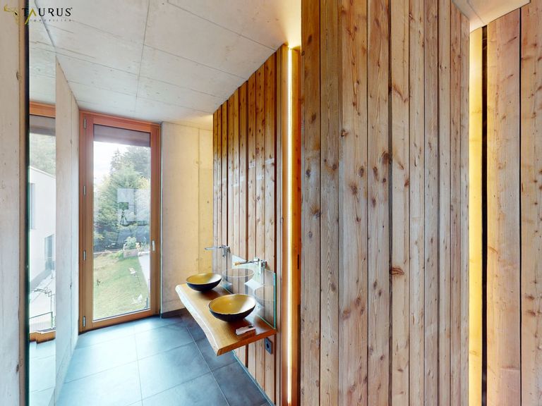 OG Bad mit Dusche, WC, Doppelwaschbecken
