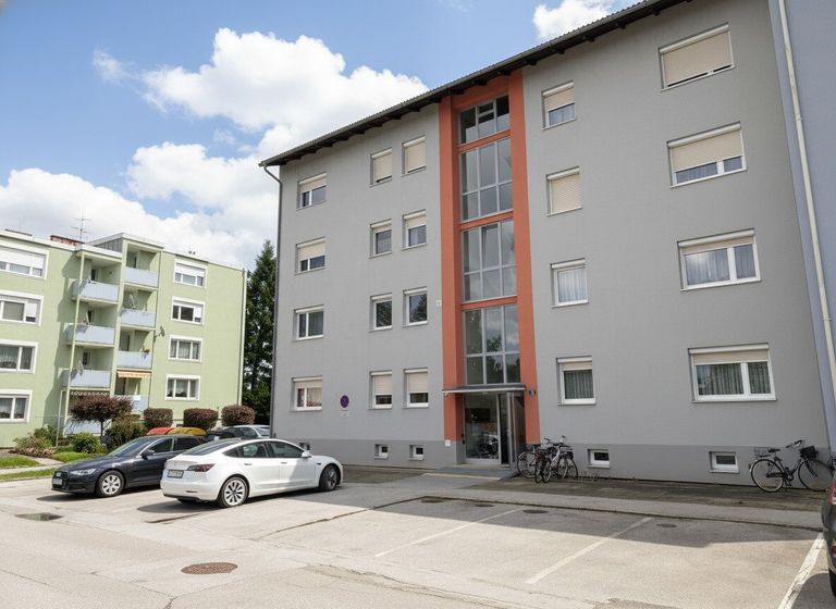 Wohnhaus mit Parkplätzen für Bewohner