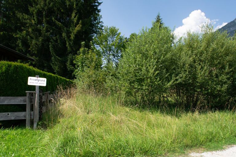 Zufahrt li. od. re. vom vorderen Gst. zum Baugrund