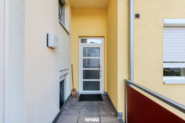 Wohnungseingang mit eigenem Balkon