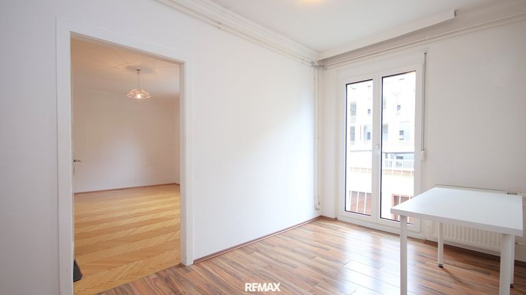 große Diele mit französischem Balkon