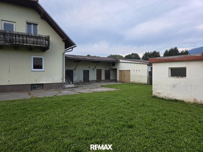 Haus mit Wirtschaftsgebäuden