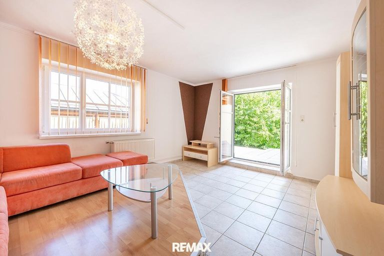 Wohnzimmer mit Zugang zur Terrasse