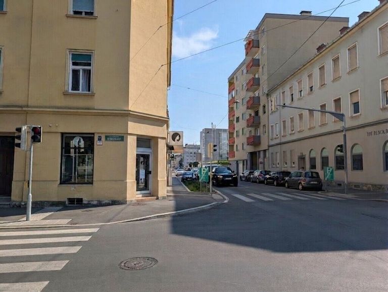Kreuzung vor dem Eingangsbereich