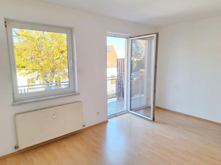 Wohnraum mit Ausgang zum Balkon