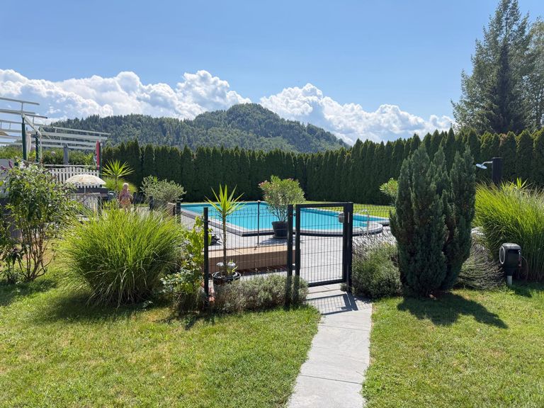 schöner Garten mit Pool und Liegewiese