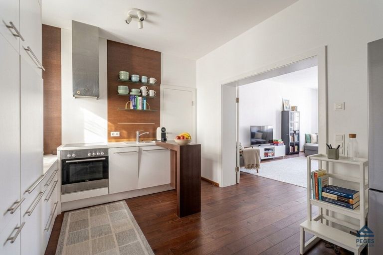 Küche (eingerichtet) mit Zugang zu Abstellraum und Zimmer I