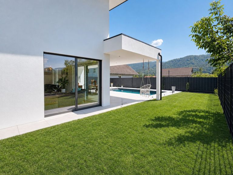 Nordostansicht mit Pool- Kompagnon Immobilien