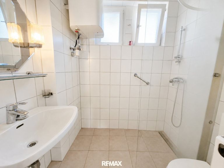 Badezimmer mit WC und Dusche