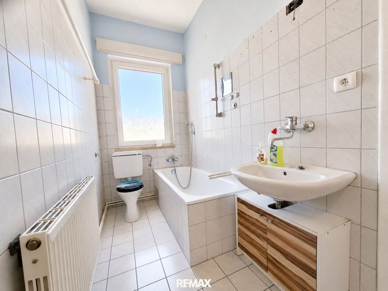 Zweites Badezimmer mit WC und Badewanne
