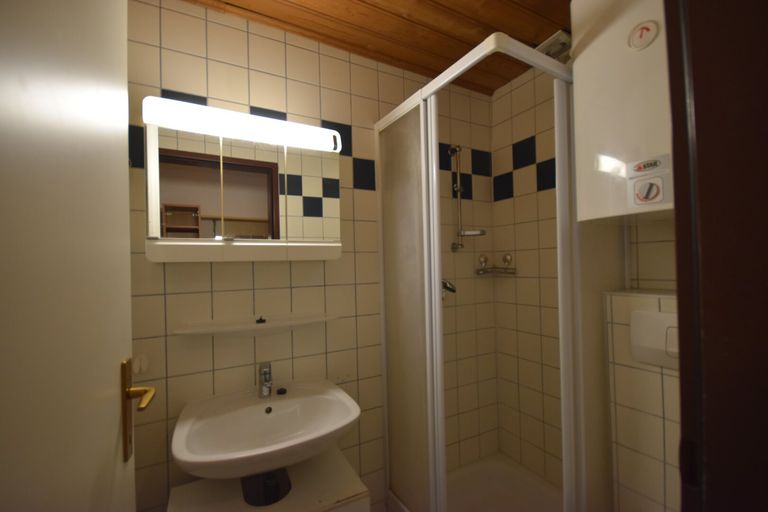 Badezimmer - Garconiere mit Balkon Miete Grödig