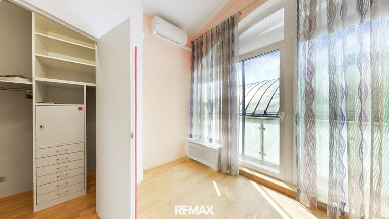 Hauptschlafzimmer mit begehbaren Kleiderschrank und kleinem Balkon