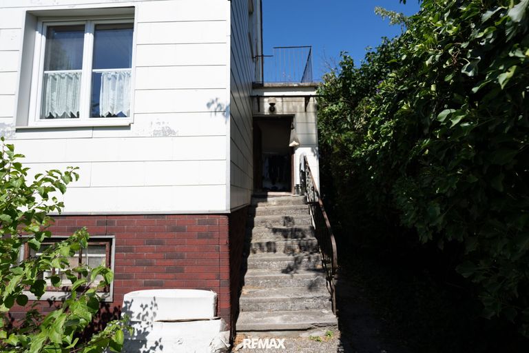 Eingang-Stiege