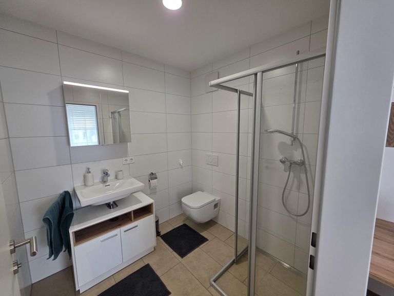 6_Bad mit Dusche und WC