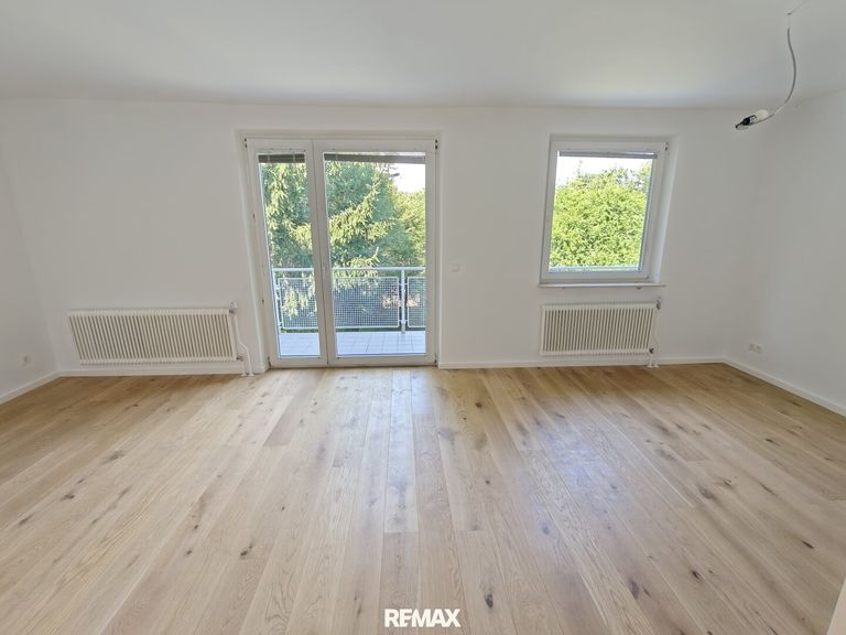 helles Wohn- & Esszimmer mit Ausgang auf den Balkon