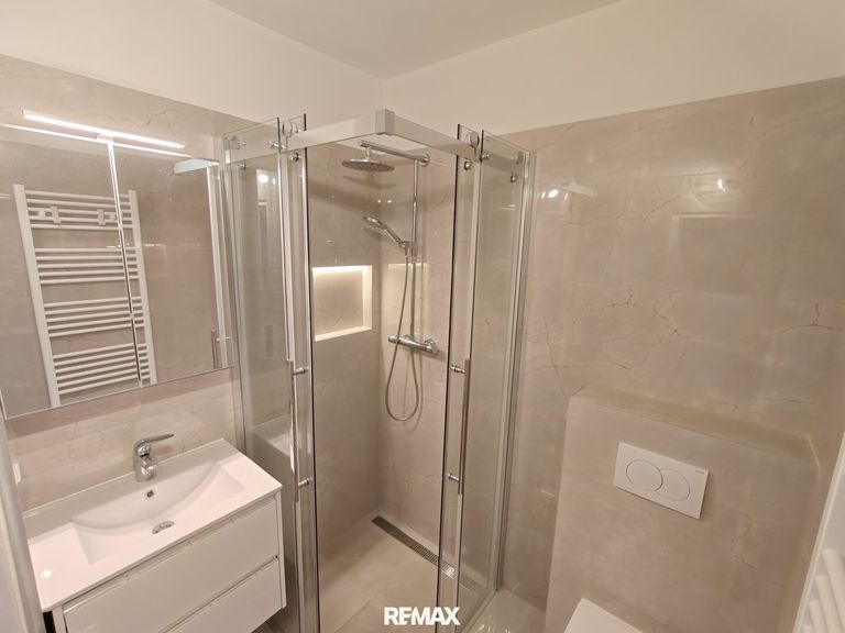 neues Badezimmer mit Dusche und 2tem WC